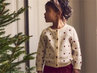 Barn iført Lil' Atelier cardigan i turtledove med hjerteprint