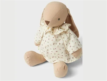 Forside af Lil\' Atelier stofbamse i warm sand med blomsterprint