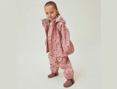 Name It regnsæt i rosa nuance med jordbærprint på barn