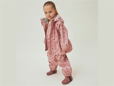 Name It regnsæt i rosa nuance med jordbærprint på barn