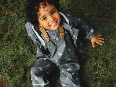 Name It regnsæt i grøn nuance med dinosaurprint på barn