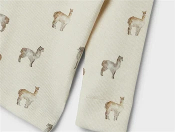 Detalje af ærme og alpaka-print på Lil\' Atelier top i birch