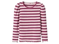 name it t-shirt i rosa og bordeaux striber med flæsekant, set forfra