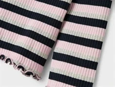 nærbillede af flæsedetalje og stribet rib på langærmet name it t-shirt