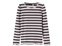 name it t-shirt med rosa og mørkeblå striber og flæsekant, set forfra