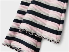 nærbillede af mørkeblå og rosa striber samt flæsekant på ribbede bukser