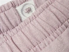 nærbillede af justerbar elastik i rosa name it shorts med glimmer