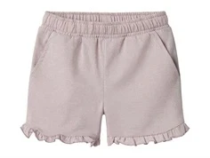name it shorts i rosa med flæsekant og lommer, set forfra