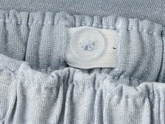 nærbillede af justerbar elastik i blå name it shorts med glimmer