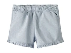 name it shorts i blå med flæsekant og lommer, set forfra