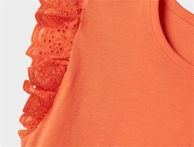 Detalje af Name It top fresh salmon med broderede flæser