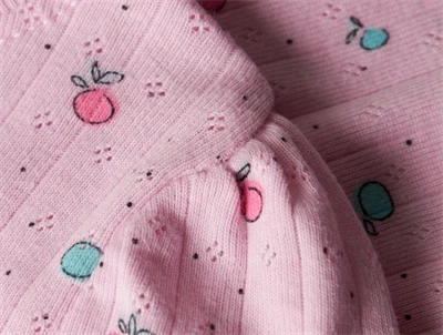 Nærbillede af frugtprint og puffærmer på Name It T-shirt i sweet dreams