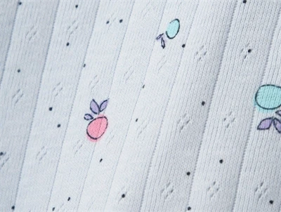 Nærbillede af frugtprint og puffærmer på Name It T-shirt i xenon blue