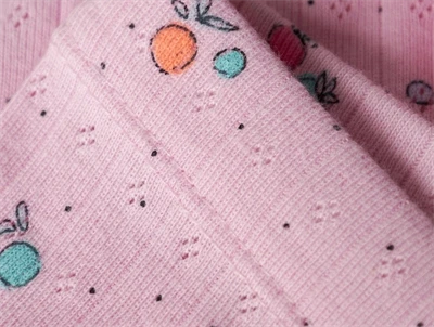 Nærbillede af frugtprint på Name It shorts i sweet dreams