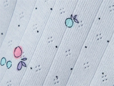 Nærbillede af frugtprint på Name It shorts i xenon blue