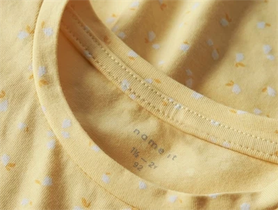 Detalje af Name It kjole golden haze med flæser og print