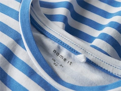 Detalje af Name It kjole marina med flæser og striber