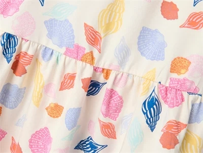 Detalje af Name It kjole sea salt med flæser og muslingeskal-print