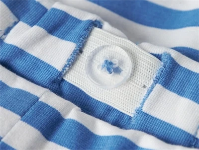 Detalje af Name It shorts marina med striber og justerbar talje