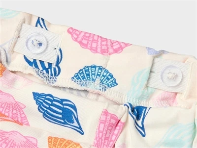 Detalje af Name It shorts sea salt med muslingeskal-print og justerbar talje