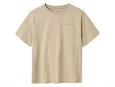 t-shirt fra name it i beige med lille blå tekst foran, set forfra