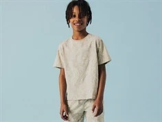 dreng iført name it t-shirt i island fossil med palmeprint