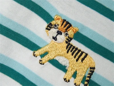 Detalje af Name It T-shirt aquatic med striber og tigerbroderi