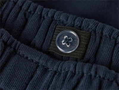 Detalje af Name It shorts dark sapphire med elefantbroderi