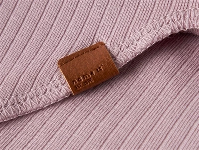 Detalje af Name It elefanthue i ribbet kvalitet