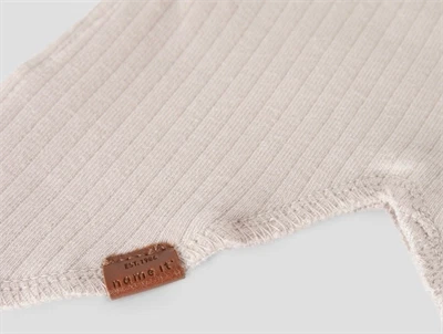 Detalje af Name It elefanthue i ribbet kvalitet