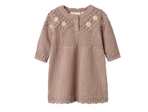 Lil\' Atelier strikkjole i etherea med broderede blomster foran