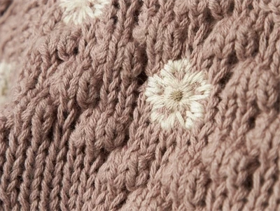 Detalje af blomsterbroderi på Lil\' Atelier kjole i etherea