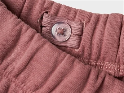 Lil\' Atelier bukser i nostalgia rose med justerbar talje og knapdetalje
