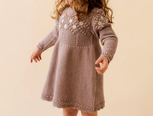 Lil\' Atelier strikkjole i etherea med broderede blomster foran- med barn