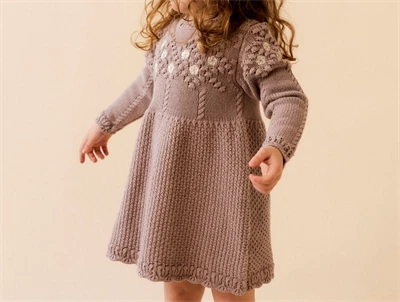 Lil' Atelier strikkjole i etherea med broderede blomster foran- med barn