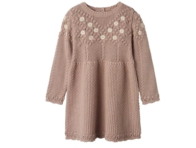 Lil\' Atelier strikkjole i etherea med broderede blomster foran