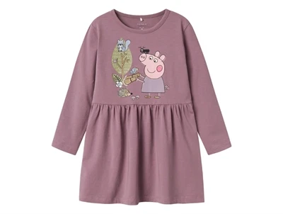 Detalje af Gurli Gris print med glitter på Name It kjole i elderberry