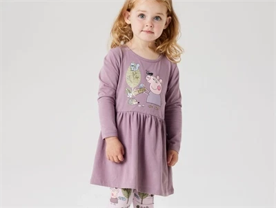 Pige iført Name It kjole i elderberry med Gurli Gris motiv