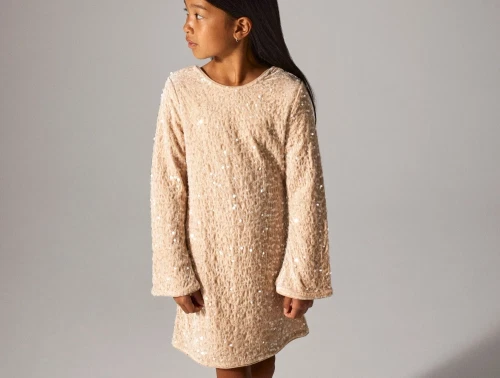 Pige iført Name It pailletkjole jet stream