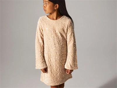 Pige iført Name It pailletkjole jet stream