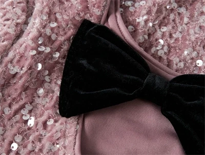 Detalje af sort sløjfe på Name It kjole keepsake lilac