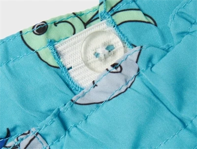 Justerbar talje med knap på Name It badeshorts i blue atoll