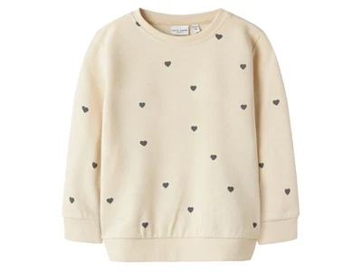 Name It sweatshirt summer sand med hjerteprintName It sweatshirt i beige summer sand med sorte hjerter