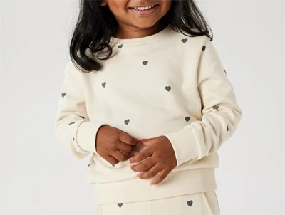 Name It sweatshirt i beige summer sand med sorte hjerter