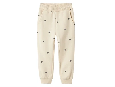 Sweatpants i beige nuance med sorte hjerter fra Name It