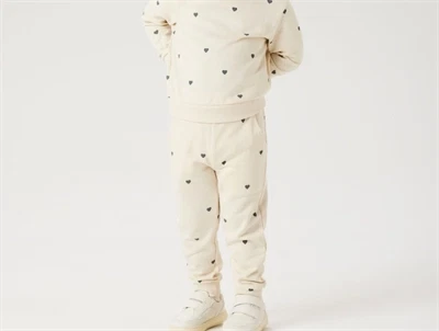 Sweatpants i beige nuance med sorte hjerter fra Name It