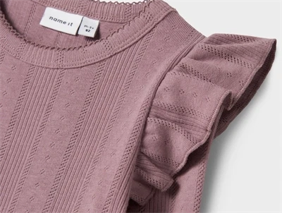 Detalje af flæser på rosa (elderberry) bluse fra Name It