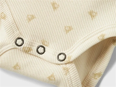 Nærbillede af trykknapper på Lil\' Atelier body i turtledove