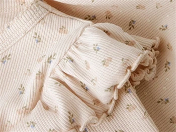 Nærbillede af ribstruktur og flæser på Lil\' Atelier t-shirt i peach blush