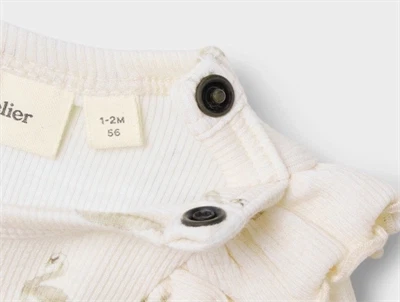 Lil\' Atelier BABY body i pastel parchment med svaneprint og flæser